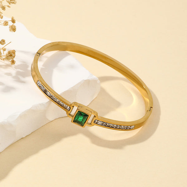 Gold bracelet with a green gemston
